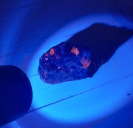 Yooperlit – UV ohnivý kámen, surový 31,8 g (X1861)