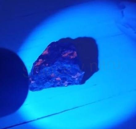 Yooperlit – UV ohnivý kámen, surový 30,3 g (X1863)