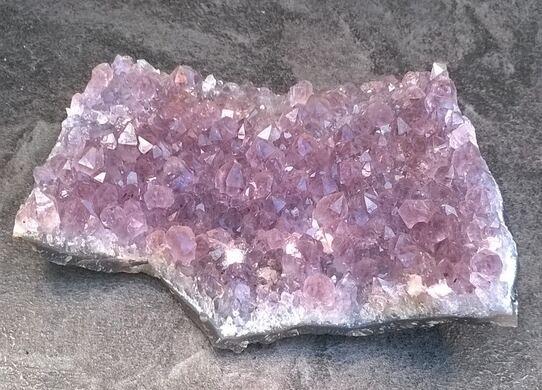 Ametyst drúza narostlá v chalcedonu 290 g (Brazílie) (X1905)