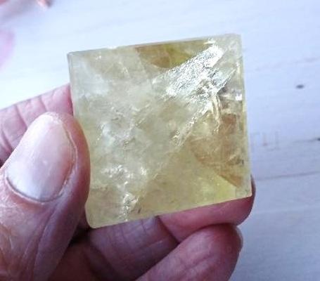 Broušená citrínová pyramida 33 x 24 mm | 31,6 g (X1969)