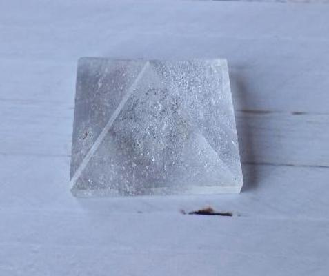 Broušená křišťálová pyramida 32 x 22 mm | 27 g (X1971)