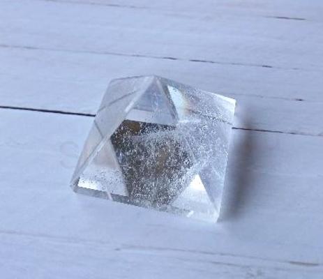 Broušená křišťálová pyramida 34 x 30 mm | 36 g (X1972)