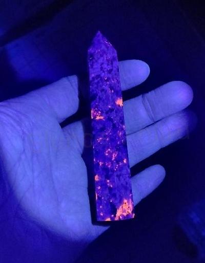 Yooperlit – UV ohnivý kámen, broušená špice 105 mm | 75 g (X1991)