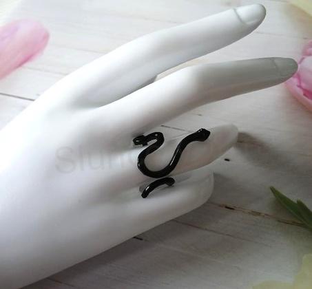 Hadí černý prsten velikost 58 (BP521)