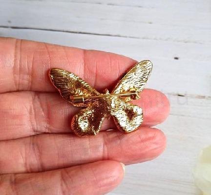 Smaltovaná brož s kamínky motýl (H660)