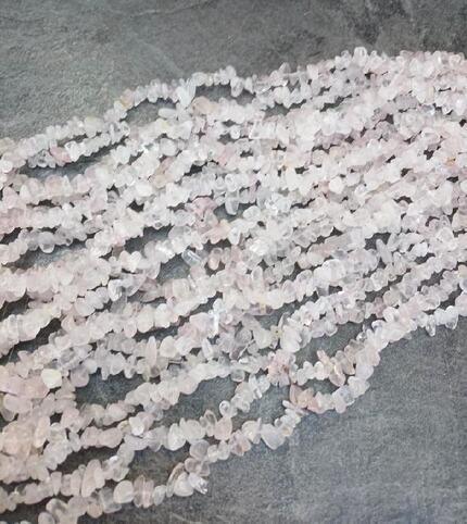 Růženín | křemenné zlomky 5 - 8 mm, šňůra 79 - 81 cm světlý (X2025)