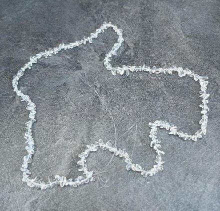 Křišťál čiré zlomky 5 - 8 mm, šňůra cca 84 cm (X2028)