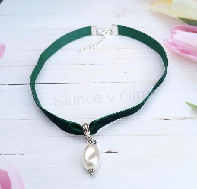 Náhrdelník choker sametový s perlou zelený (BD926)