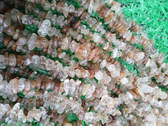 Rutil zlomky 6 - 14 mm, šňůra cca 79 - 81 cm (X2069)