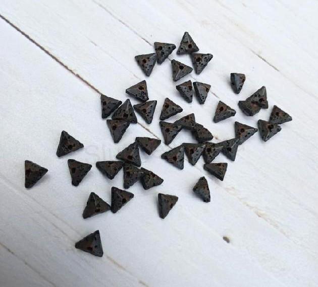 Láva trojúhelník zlomky 7,5 x 7 mm (X2075)