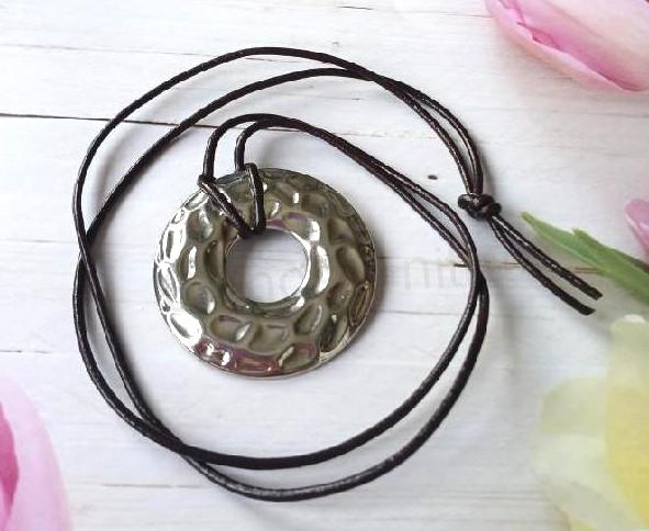 Náhrdelník s nerezovým donutem na kožené šňůrce (BD962)