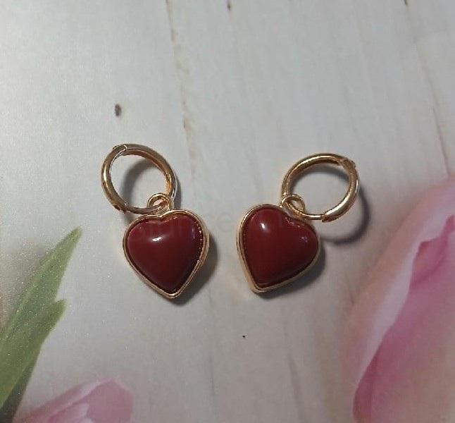 Náušnice se srdíčkem ve zlaté a červené barvě, kruhové zapínání (BB945)