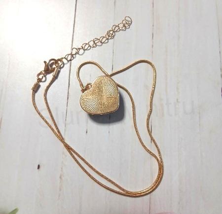 Řetízkový náhrdelník se srdíčkem ve zlaté a červené barvě (BD1041)