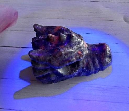 Yooperlit – UV ohnivý kámen, dračí hlava 119 g (X2193)