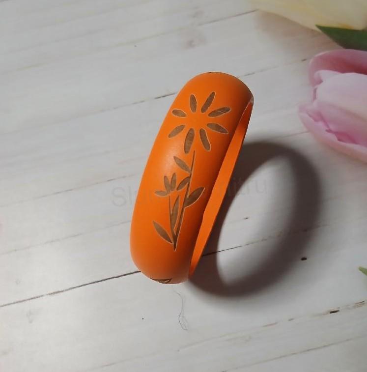 Dřevěný náramek oranžový ozdobný – obvod cca 20,7 cm (BC680)