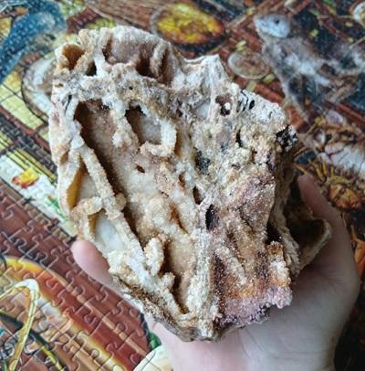 Mřížkový (Lamelární) křemen – Boxwork Quartz – sběratelská drúza (1600 g) (X2222)