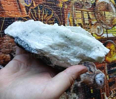 Minerální kámen chalcedon, prehnit drúza (1190 g) (X2238)