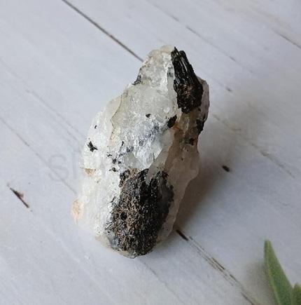 Minerální kámen turmalín‑skoryl (36,68 g) (X2259)