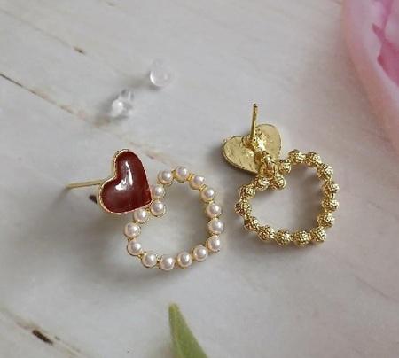 Puzetové visací náušnice – smaltované srdce (BB1013)