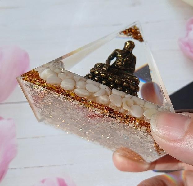 Harmonizační orgonitová pyramida 80×80 mm – Buddha s bílým jadeitem (PP226)