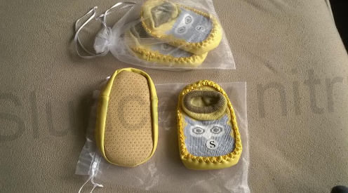 Dětské ponožky s gumovými podrážky velikost 3 - 6 měsíců (W125)