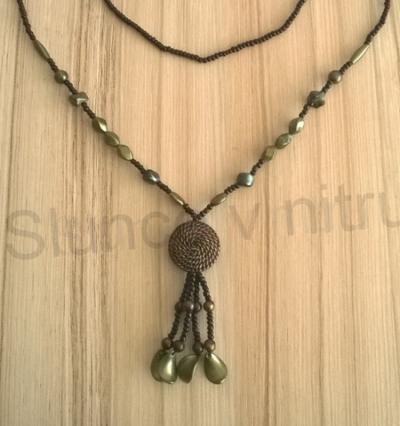 Dlouhý retro náhrdelník s plastovou ozdobou a korálky (BD126)