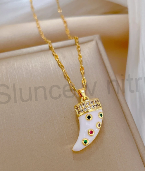 Náhrdelník z chirurgické oceli a vlčího zubu s kamínky (BD127)