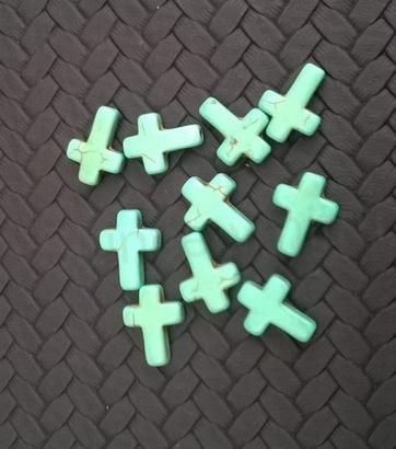 Tyrkysový kříž z minerálů - 12,3 x16 mm bílý (X231)