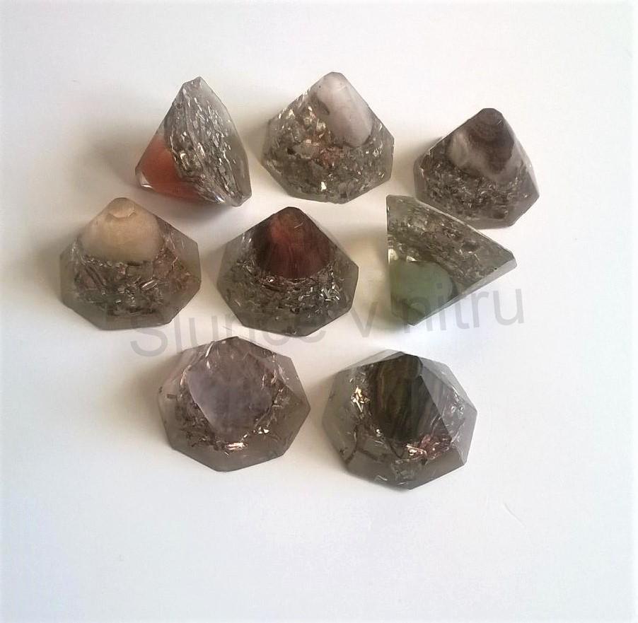 Orgonitový jehlan - (pyramida) 2,8 x 2,1 cm (X495)