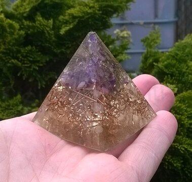 Orgonitová pyramida s ametystem 5 x 5,1 cm (X498)