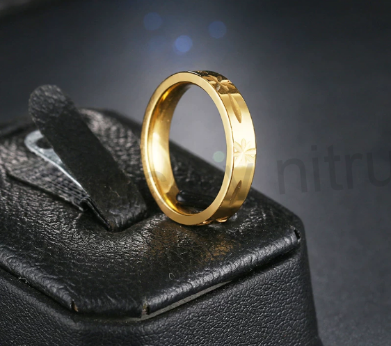 Prsten z chirurgické oceli s ozdobami 4 mm (BP299)