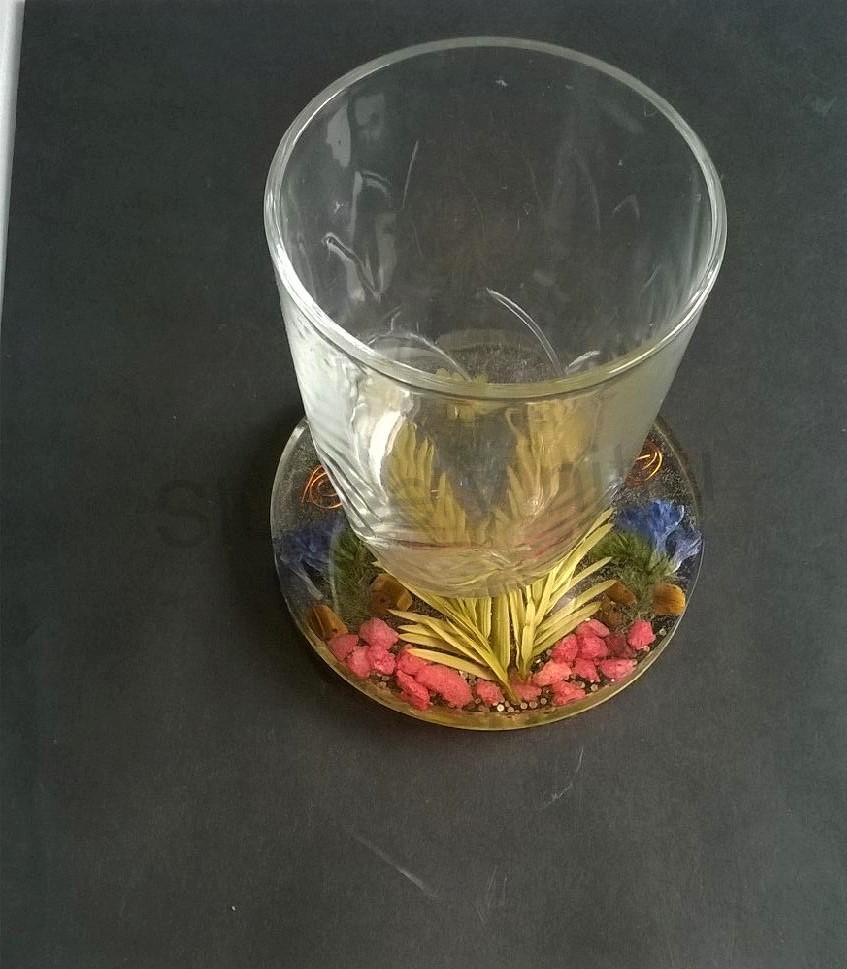 Orgonitový podtácek z přírodných květin, tygřím okem a kamínky (PP45)