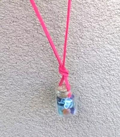 Amulet – mix minerálních kamínků v lahvičce + kožený řemínek hnědý (X539)