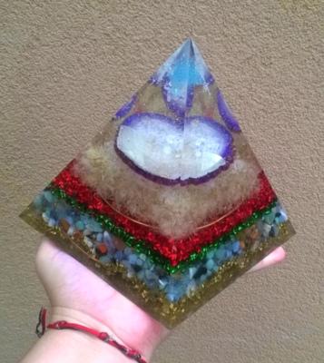 Orgonitová pyramida - pampeliškové přání s minerály, velkým achátem a malou pyramidkou ve 3D 16,2 x 14,7 cm (PP57)