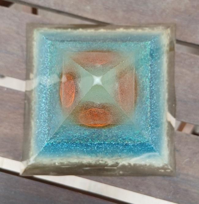 Orgonitová pyramida - s frost efektem Ledová námraza + noční fluo osvícení 16,2 x 14,5 cm (PP58)