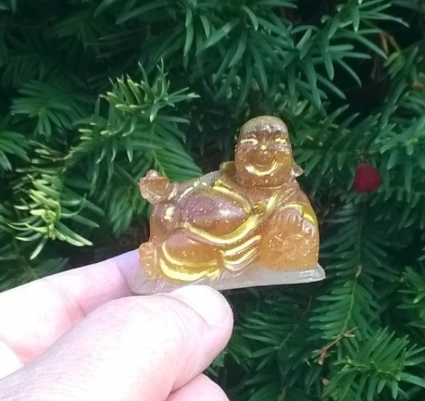 Orgonitový smějicí zlatý buddha pro štěstí 3D 4,6x2,9X3,7 cm (PP66)