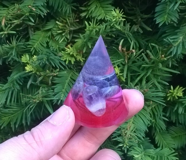 Orgonitový kužel - s ametystem a fluho osvětlením v noci 5x4,1 cm (PP70)