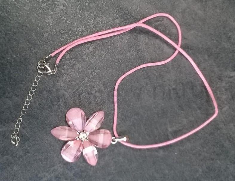 Provázkový náhrdelník přívěšek Kytička červená (BD403)