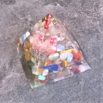 Orgonitová pyramida -  s minerlními kamínky a buddhou pro štěstí 6,7 x 6,2 cm (PP78)