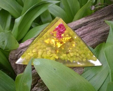 Orgonitová pyramida - ve 3D s kamínky 8,6 x 4,6 cm (PP85)