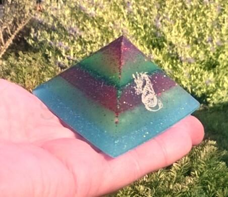 Orgonitová pyramida - ohnivá Dračí energie 8,6 x 4,6 cm (PP89)