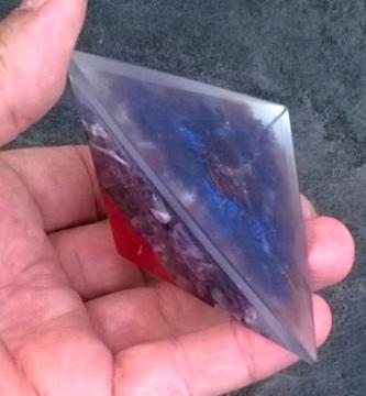 Orgonitová pyramida - ametystové překvapení 8,6 x 4,6 cm (PP90)