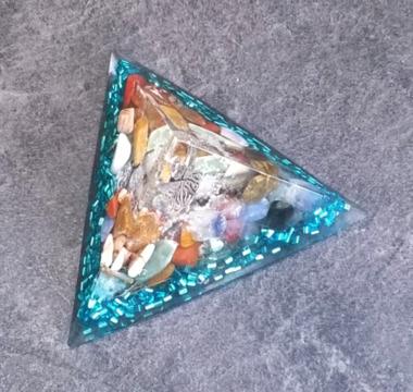 Orgonitová pyramida - nebeský anděl s minerály  8,6 x 4,6 cm (PP91)