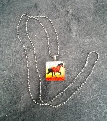Náhrdelník s přívěškem koně ve dřevě (BD422)