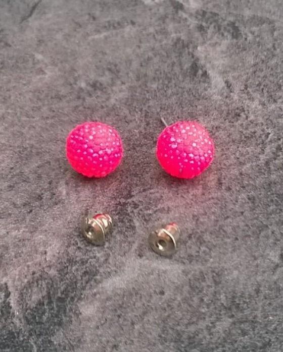 Puzetové náušnice s barevnými kuličkami tmavé růžová (BB437)