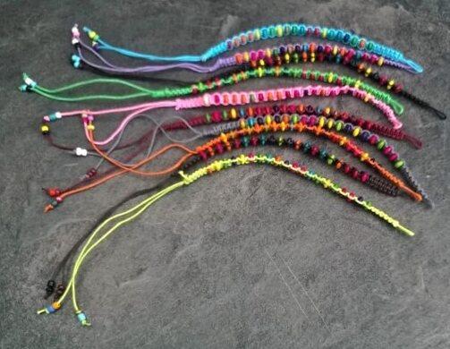 Barevný pletený náramek přátelství s korálkami (BC494)