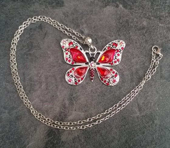 Náhrdelník s přívěškem Motýla s kamínky (BD428)