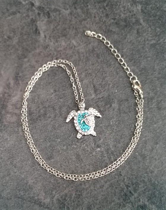 Náhrdelník s přívěškem želvy s kamínky platinová (BD429)