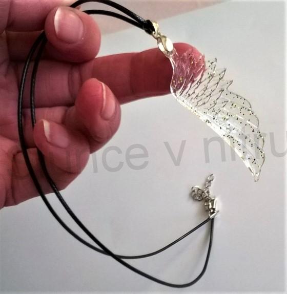 Orgonitový přívěšek andělská křídla s koženou šňůrkou (PP122)