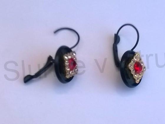 Černé náušnice s kamínky červené (BB570)
